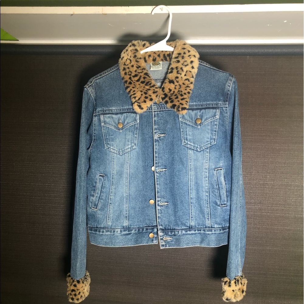 Jean jacket with leopard faux fur